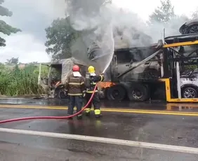 Imagem ilustrativa da imagem Carreta cegonha pega fogo e interdita BR-101 em Fundão