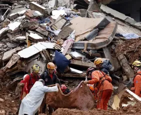 Imagem ilustrativa da imagem Chuva mata 55 pessoas e mobiliza oito frentes de resgate em MG