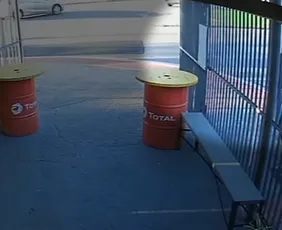 Imagem ilustrativa da imagem VÍDEO | Entregador é rendido e tem bicicleta elétrica levada por criminosos