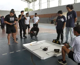 Imagem ilustrativa da imagem Futebol e até sumô de robôs desenvolvido por alunos na Serra