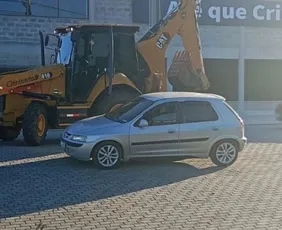 Imagem ilustrativa da imagem Gari morre após acidente entre moto e retroescavadeira em rodovia no ES