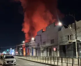 Imagem ilustrativa da imagem VÍDEO | Incêndio de grandes proporções atinge galpão com móveis em Cariacica