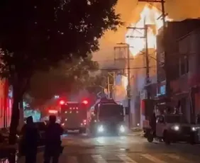Imagem ilustrativa da imagem Incêndio de grandes proporções atinge fábrica de mesas de sinuca em São Paulo