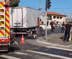 Imagem ilustrativa da imagem Jovem de 19 anos morre em acidente entre moto e caminhão em Vila Velha