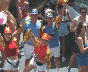 Imagem ilustrativa da imagem Com pop e funk, Bloco Subúrbio arrasta público no centro de Vitória