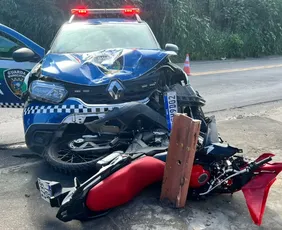 Imagem ilustrativa da imagem VÍDEO | Motociclista se envolve em acidente com viatura após entrar na contramão