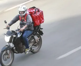Imagem ilustrativa da imagem Motoboy terá adicional de risco a partir de abril; entregador de apps fica de fora