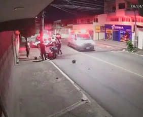 Imagem ilustrativa da imagem Motociclista morre após colidir com poste em avenida de Vila Velha; veja vídeo