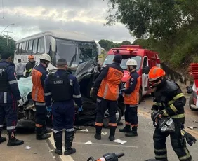 Imagem ilustrativa da imagem Adolescente fica preso às ferragens após acidente entre carro e ônibus no ES