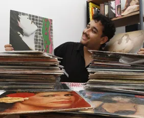 Imagem ilustrativa da imagem Paixão por discos de vinil transmitida de avó para neto