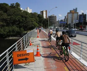 Imagem ilustrativa da imagem Passarela e ciclovia da Ponte de Camburi serão interditadas; veja mudanças