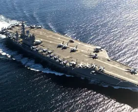 Imagem ilustrativa da imagem Porta-aviões nuclear mais antigo do mundo chega ao RJ para missão de defesa dos EUA