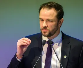 Imagem ilustrativa da imagem Governo vai adiar retirada do subsídio da gasolina, diz ministro