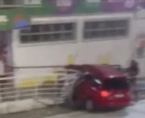 Imagem ilustrativa da imagem Quatro adultos e uma criança ficam feridos após carro bater em corrimão no Sambão