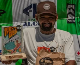 Imagem ilustrativa da imagem Surfista paraplégico supera passado no crime e busca destaque no parasurfe