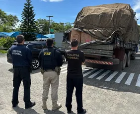 Imagem ilustrativa da imagem Suspeitos são presos transportando mais de três milhões de cigarros contrabandeados
