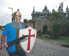 Imagem ilustrativa da imagem Torres e passagens secretas em castelo na Barra do Jucu