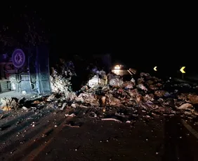 Imagem ilustrativa da imagem Trecho da BR-101 no Sul do ES é liberado após tombamento de caminhão