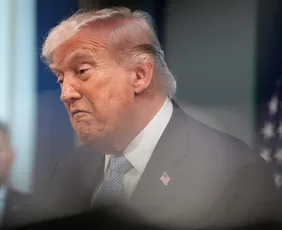 Imagem ilustrativa da imagem Trump diz que Irã está fazendo "graça" sobre Hormuz e não conseguirá chanteageá-lo