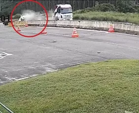 Imagem ilustrativa da imagem VÍDEO | Acidente entre carreta e carro deixa quatro feridos na BR-101 no ES