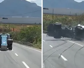 Imagem ilustrativa da imagem VÍDEO | Caminhão tomba após banheiro químico cair de carroceria em Cariacica