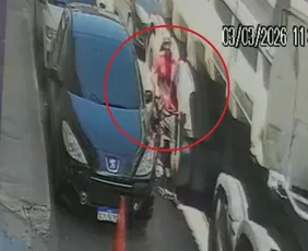 Imagem ilustrativa da imagem VÍDEO | Ciclista escapa 'por um triz' de ser atropelado por carreta em Vila Velha