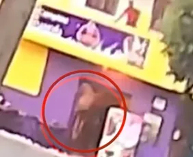 Imagem ilustrativa da imagem VÍDEO | Homem se joga de prédio após ser esfaqueado em Aracruz