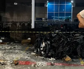 Imagem ilustrativa da imagem VÍDEO | Incêndio destrói 15 bicicletas elétricas em loja de Vila Velha