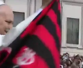 Imagem ilustrativa da imagem VÍDEO | Papa Leão 14 recebe camisa do Flamengo durante saudação no Vaticano