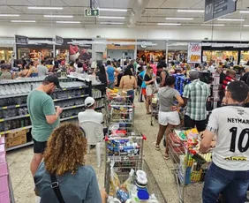Imagem ilustrativa da imagem Véspera de fechamento de supermercados tem filas lotadas e atendimentos demorados