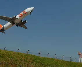 Imagem ilustrativa da imagem Falha no controle aéreo suspendeu pousos e decolagens em São Paulo; entenda