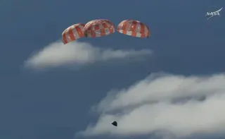 Imagem ilustrativa da imagem Artemis 2 pousa no mar e conclui a primeira viagem tripulada à Lua do século 21