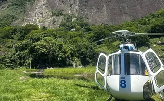 Imagem ilustrativa da imagem Atleta de wingsuit é resgatado por helicóptero após ficar preso em pedra em Castelo