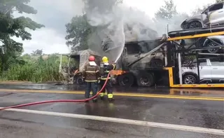 Imagem ilustrativa da imagem Carreta cegonha pega fogo e interdita BR-101 em Fundão