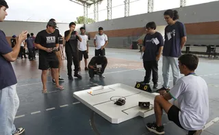 Imagem ilustrativa da imagem Futebol e até sumô de robôs desenvolvido por alunos na Serra