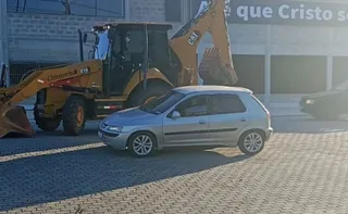 Imagem ilustrativa da imagem Gari morre após acidente entre moto e retroescavadeira em rodovia no ES