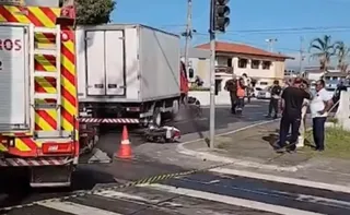 Imagem ilustrativa da imagem Jovem de 19 anos morre em acidente entre moto e caminhão em Vila Velha