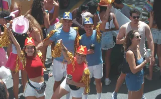 Imagem ilustrativa da imagem Com pop e funk, Bloco Subúrbio arrasta público no centro de Vitória