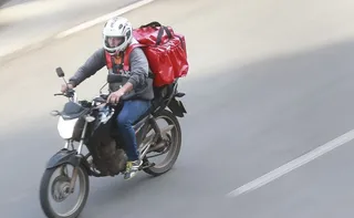 Imagem ilustrativa da imagem Motoboy terá adicional de risco a partir de abril; entregador de apps fica de fora