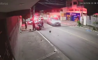 Imagem ilustrativa da imagem Motociclista morre após colidir com poste em avenida de Vila Velha; veja vídeo