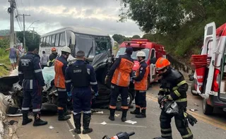Imagem ilustrativa da imagem Adolescente fica preso às ferragens após acidente entre carro e ônibus no ES