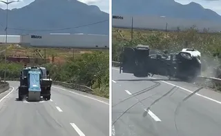 Imagem ilustrativa da imagem VÍDEO | Caminhão tomba após banheiro químico cair de carroceria em Cariacica