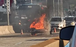 Imagem ilustrativa da imagem VÍDEO | Incêndio em veículo paralisa o trânsito na Terceira Ponte