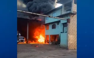 Imagem ilustrativa da imagem VÍDEO | Incêndio de grandes proporções atinge oficina mecânica na Serra