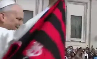 Imagem ilustrativa da imagem VÍDEO | Papa Leão 14 recebe camisa do Flamengo durante saudação no Vaticano