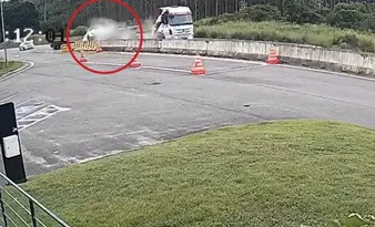 Imagem ilustrativa da imagem VÍDEO | Acidente entre carreta e carro deixa quatro feridos na BR-101 no ES