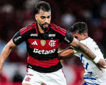 Imagem ilustrativa da imagem Paquetá sofre fratura no dedo e defenderá o Flamengo com uso de imobilização