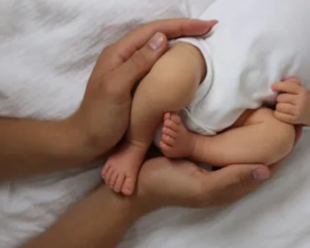 Imagem ilustrativa da imagem Pediatras alertam para alta temporada de vírus perigoso para bebês e crianças