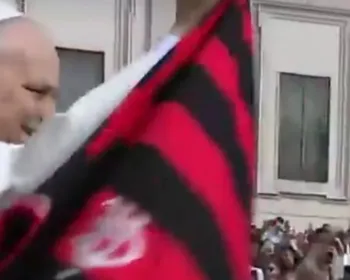 Imagem ilustrativa da imagem VÍDEO | Papa Leão 14 recebe camisa do Flamengo durante saudação no Vaticano