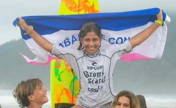 Imagem ilustrativa da imagem Aos 13 anos, surfista capixaba desafia ondas gigantes em Nazaré